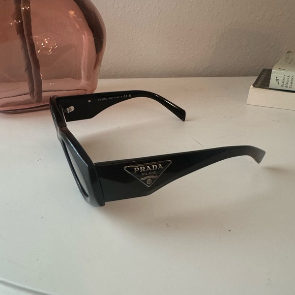 Prada
Beveled Logo Acetate Oval Sunglasses - Picture 2 of 4